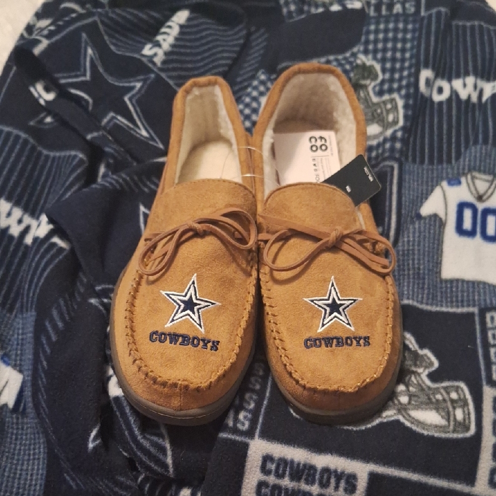 Bundle! Dallas Cowboys Moccasin Slippers And Warm Blanket W Arm Sleeves